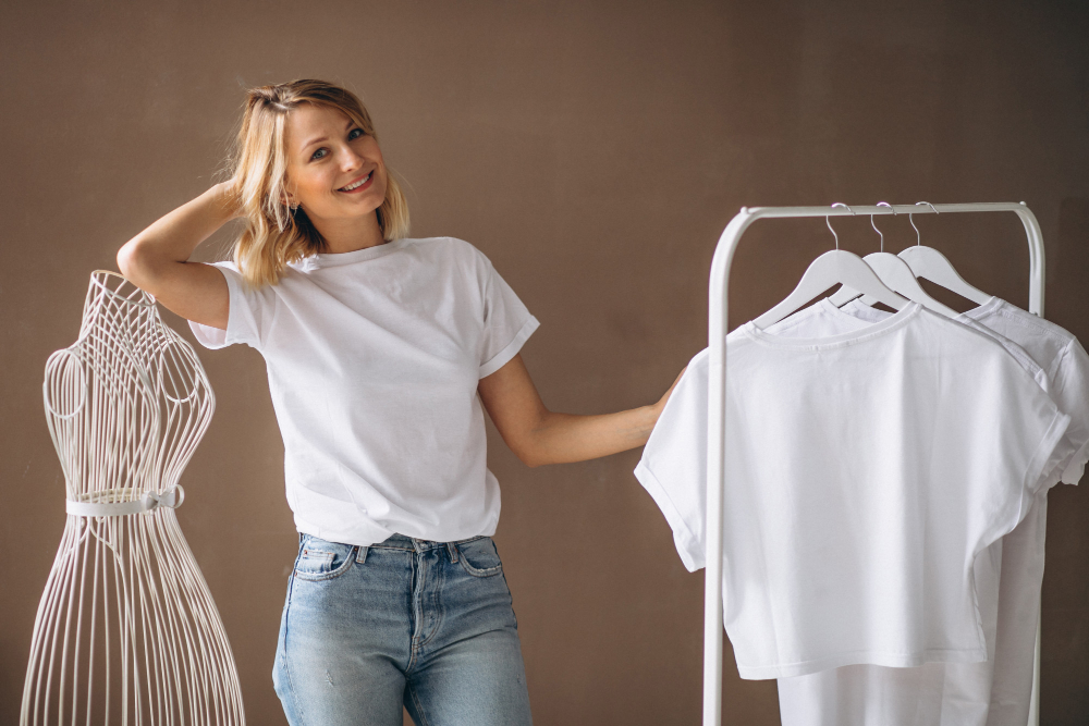 Koszulki, bluzy, polary – jak wybrać materiał, który się nie gniecie?