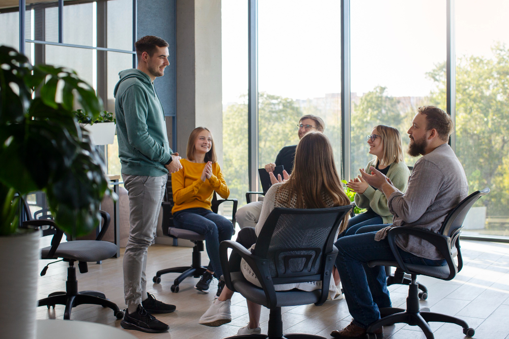 Business casual od A do Z – co to znaczy i co warto mieć w szafie, by robić dobre wrażenie na spotkaniach?