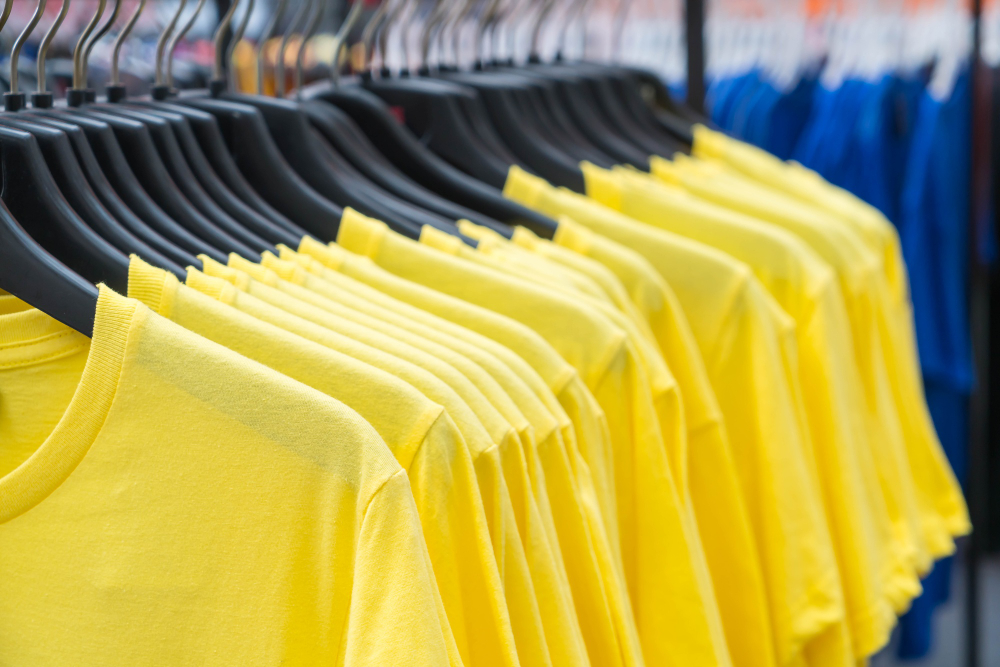 Nadruki wielkoformatowe (full print) na odzieży eventowej – czy to się naprawdę opłaca i od czego zależy koszt?